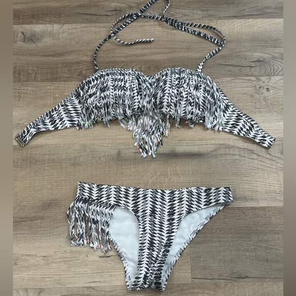La vie en rose chevron bikini with fringe and scrunch bum - Picture 1 of 9